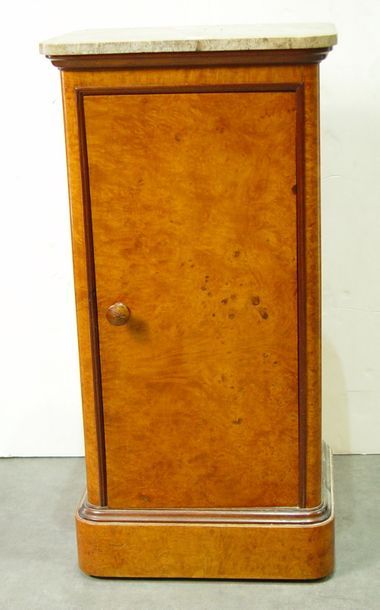 null 262- Table de chevet, dessus de marbre

H : 81 cm