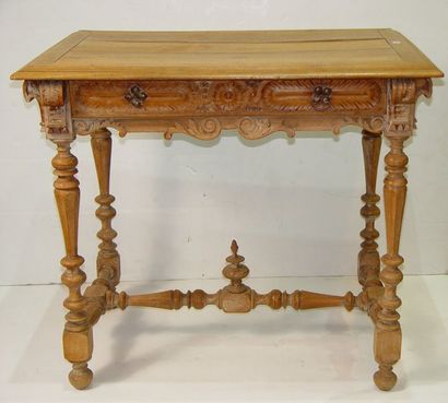 null 276- Table de milieu en bois sculpté