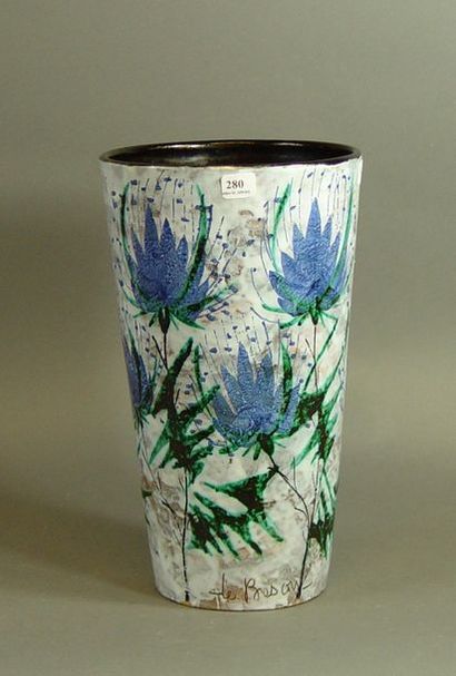 null 280- Le BESON

Vase en faïence à décor de fleurs

H : 31 cm