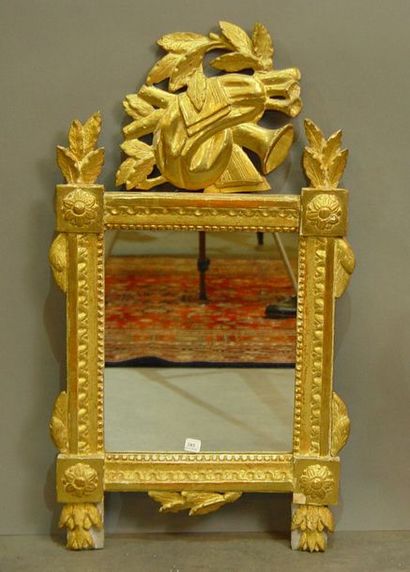 null 285- Miroir en bois sculpté et doré de trophées de musique

Style Louis XVI

H...