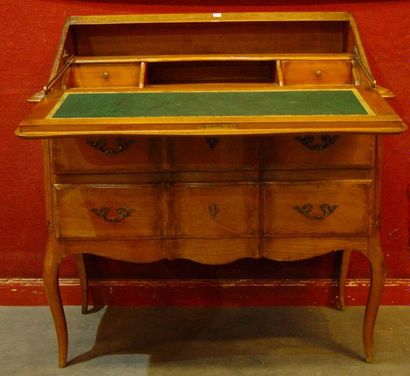 null 288- Bureau de pente ouvrant à un abattant et deux tiroirs

Style Louis XV

92...