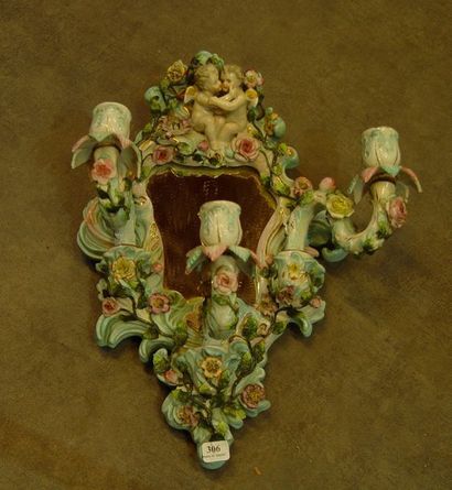 null Applique en porcelaie à écor en ronde de bosse d'amous et fleurs