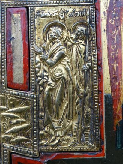 null 70- Icône ornée en son centre d'une croix en bronze entourée de scènes de la...