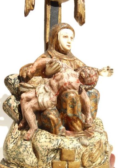 null 74- Sculpture monoxyle en bois polychrome, doré et incrustations d'ivoire représentant...