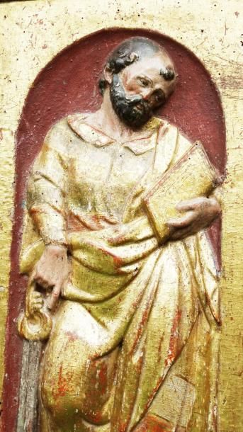 null 80- Haut relief sculpté en bois doré provenant d'un retable représentant saint...
