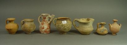 null 84- Sept vases et verseuses en terre cuite

Style Antique