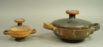 null 85- Deux pots couverts en terre cuite

Style Antique

(chocs)
