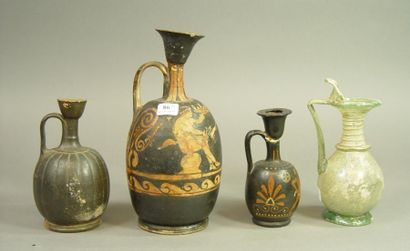 null 86- Trois vases en terre cuite et vase en verre

Style Antique

(accidents)