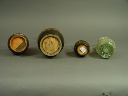 null 86- Trois vases en terre cuite et vase en verre

Style Antique

(accidents)