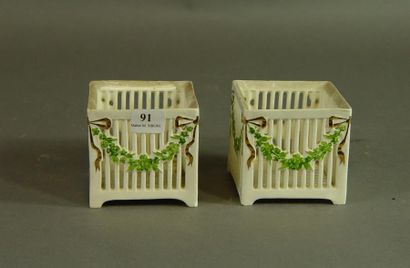 null 91- Paire de cache-pots en porcelaine ajourée

(égrenures)

H : 6,5 cm