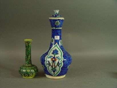 null 92- Vase et pot couvert en céramique

Moyen-Orient

H : 31 cm