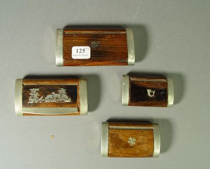 null 125- Lot de quatre tabatières en bois et métal, certaines ornées de motifs

XIXème...