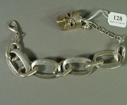 null 128- Bracelet gourmette à maille plate en métal argenté

On y joint un pendentif...
