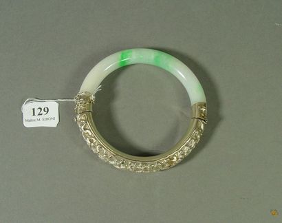 null 129- Bracelet jonc ouvrant en jade et argent à décor de poissons et coquillage

Pds...