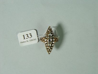null 133- Bague Marquise en or jaune 9 carats pavée de diamants taillés en roses...