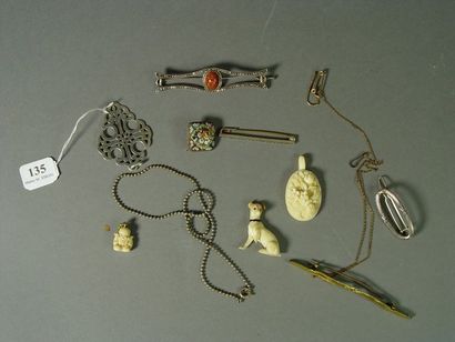 null 135- Lot de bijoux fantaisie : broches, pendentif sculpté en os, croix byzantine,...