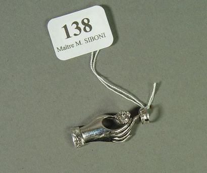 null 138- Pendentif ''main'' en or gris tenant un diamant entre ses doigts

Pds :...