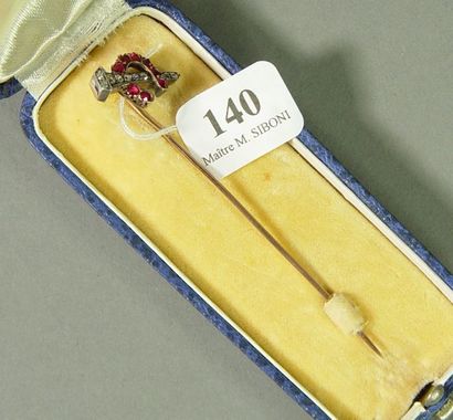 null 140- Epingle à cravate en or jaune dans son écrin, ornée d'un motif ''fer à...