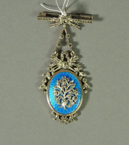 null 141- Broche pendentif en forme de médaillon ovale émaillé bleu et orné de marcassites

Début...