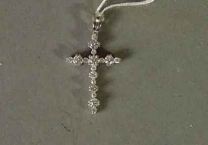 null 143- Pendentif ''croix'' en or gris serti de diamants

Pds : 2,1 g