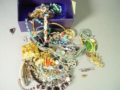 null 147- Lot de bijoux fantaisie : colliers, chaînes, bracelets, boucles d'oreille...