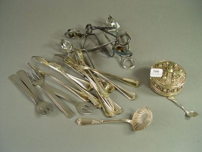 null 166- Fourchettes à escargot, pinces à escargot, saupoudreuse et boîte en métal...