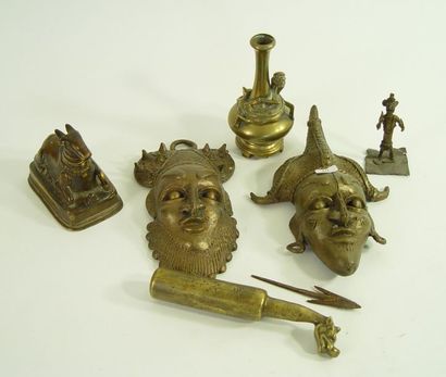 null 10- Lot de bronzes dont deux masques Cameroun et un bélier en bronze
