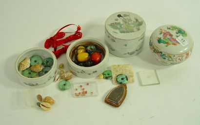 null 13- Trois boîtes en porcelaine contenant perles et cauris