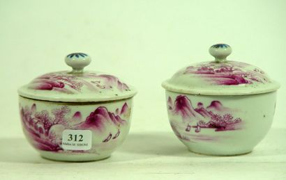 null 312- Deux pots couverts en porcelaine de Chine à décor de paysage
