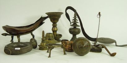 null 52- Récipient et divers objets en métal et bois