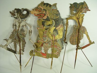 null 68- Cinq marionnettes Wayang Golek en peau de buffle, monture corne

Java