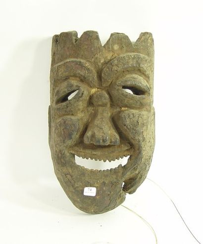 null 74- Masque en bois sculpté