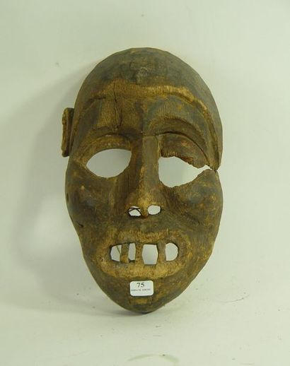 null 75- Masque en bois sculpté
