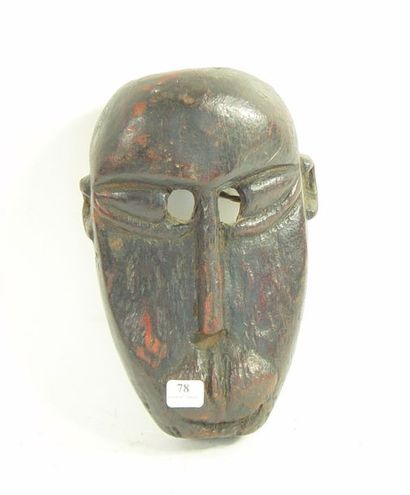 null 78- Masque en bois sculpté