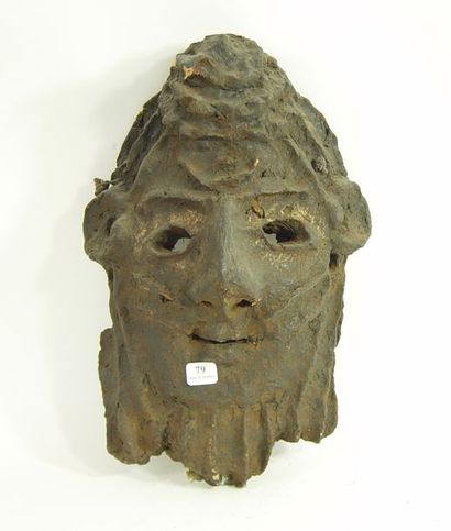 null 79- Masque en bois sculpté