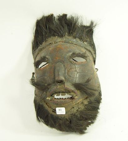 null 81- Masque en bois sculpté
