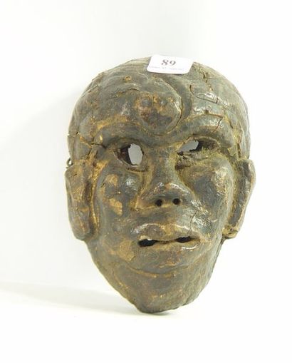 null 89- Masque en bois sculpté