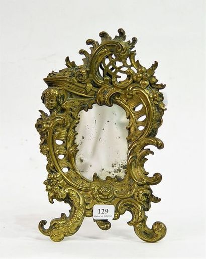 null 129- Miroir cadre en bronze doré de style Rocaille

Hauteur : 23 cm