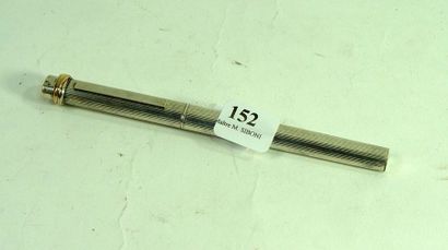 null 152- CARTIER

Stylo en métal argenté