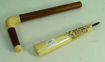 null 157- Deux manches de canne et ombrelle en ivoire