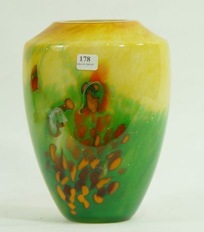null 178- Vase en verre multicouche signé Soisy - Essonne

Hauteur : 22 cm