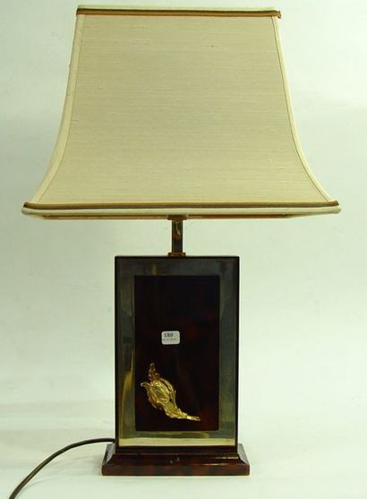 null 180- Lampe à décor d'un artichaut en méal doré