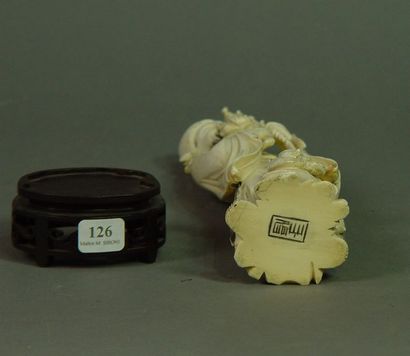 null 126- ''Sage et enfant''

Okimono en ivoire

Hauteur : 25 cm