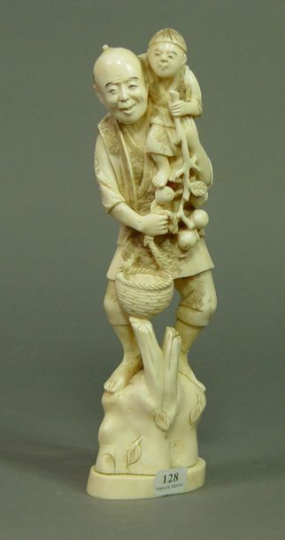 null 128- ''Homme et enfant''

Okimono en ivoire

Hauteur : 20 cm