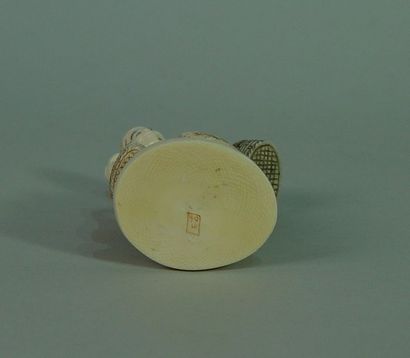 null 141- ''Marchand de paniers''

Okimono en ivoire

Hauteur : 8 cm