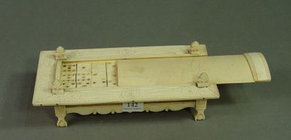 null 142- Grand jeu de domino contenu dans une boîte en os sculpté et gravé à décor...