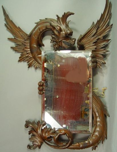 null 152- Miroir cadre en bois sculpté à décor de dragon

(petit accident)

Hauteur...