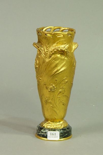 null 161- Vase en bronze doré à décor de fleurs et épis de blé

Fonte Barbedienne

Hauteur...
