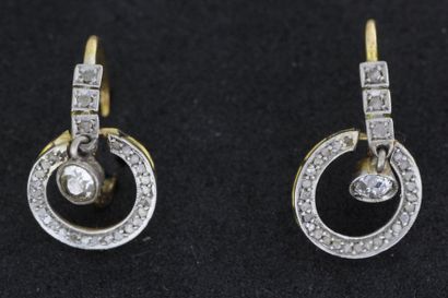 null 103- Paire de boucles d'oreilles en or serties de diamants.

Pds : 2,3 g
