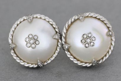 null 105- Paire de boucles d'oreilles en or ornées de perles et de brillants

Pds...